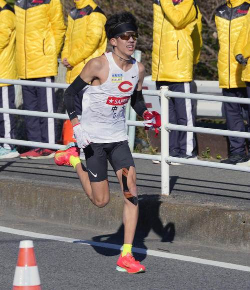 平塚中継所に向かう中大7区七枝（撮影・小島史椰）
