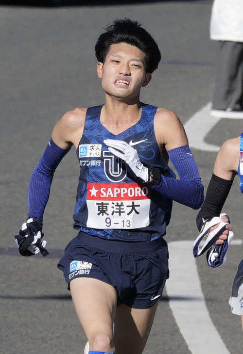 競り合う東洋大7区浜中（撮影・小島史椰）