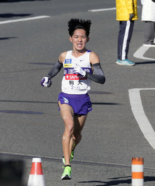 平塚中継所に向かう駒大7区谷中（撮影・小島史椰）