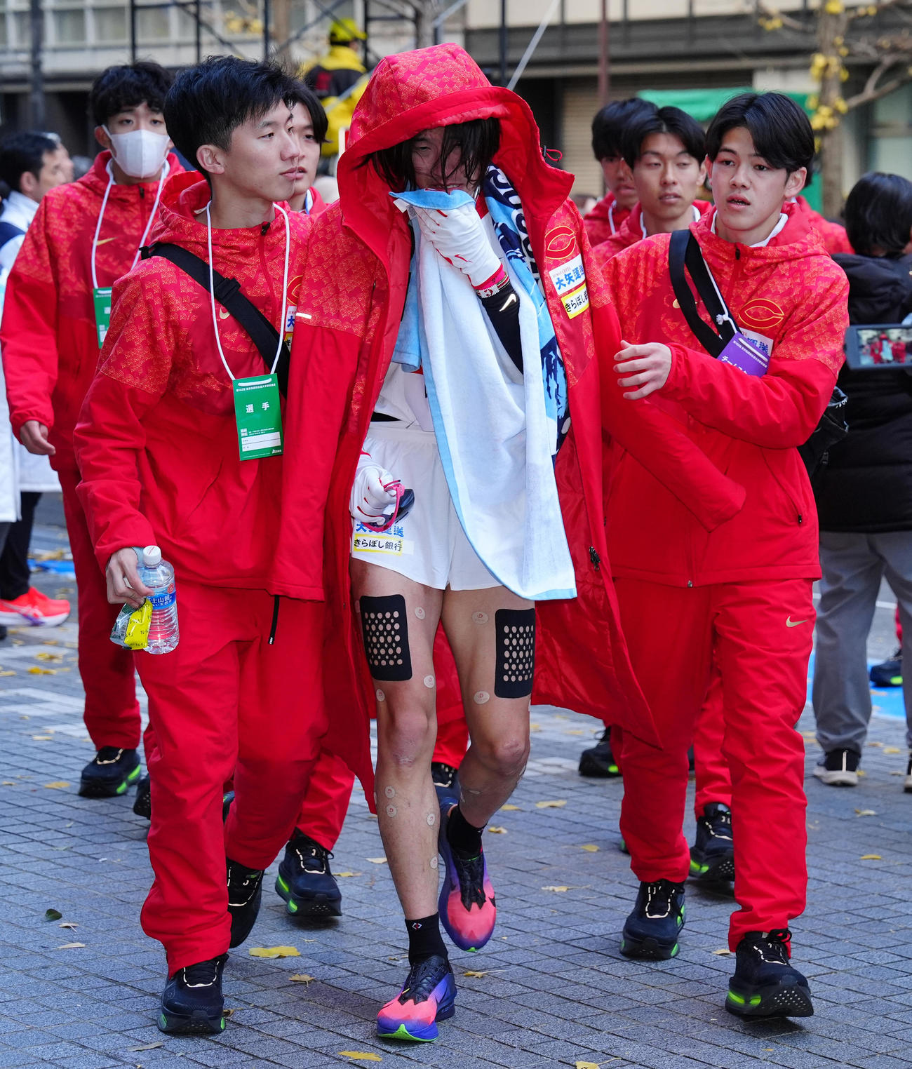 ゴール後泣きながら引き揚げる中大10区吉中（中央）（撮影・鈴木みどり）