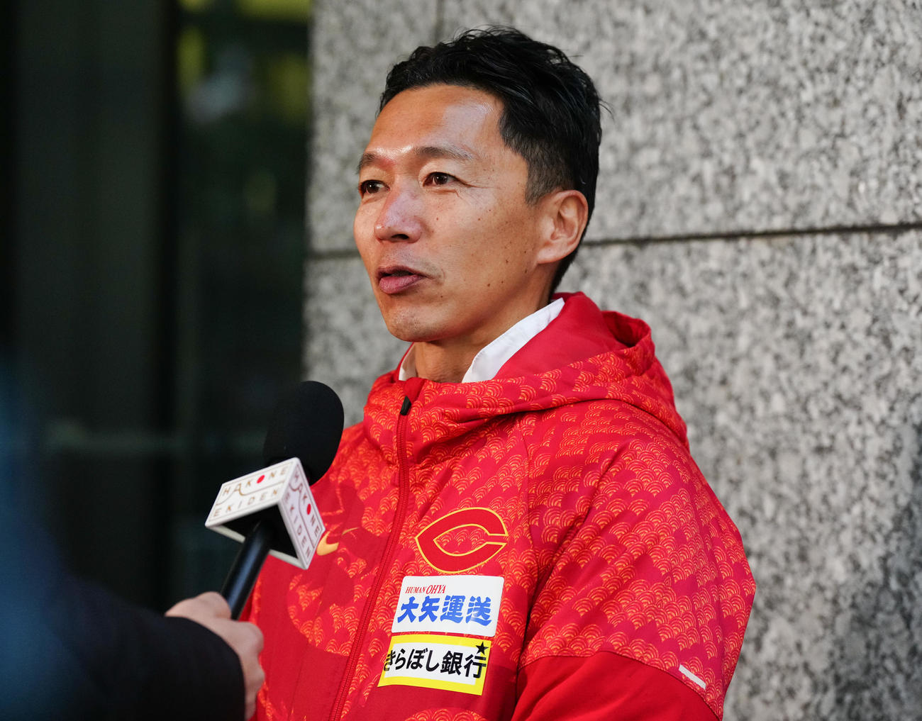 取材に応じる中大・藤原監督（撮影・鈴木みどり）
