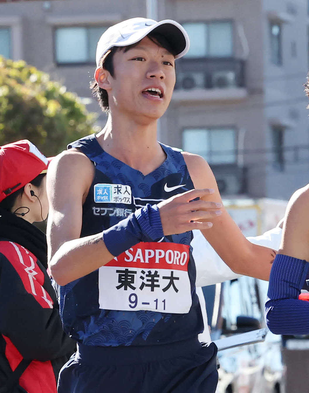戸塚中継所で東洋大8区網本は9区久保田にたすきをつなぐ（撮影・宮地輝）