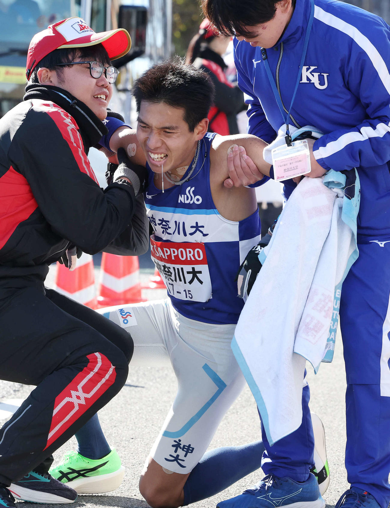 戸塚中継所でタスキをつないだ神奈川大8区遠藤（撮影・宮地輝）