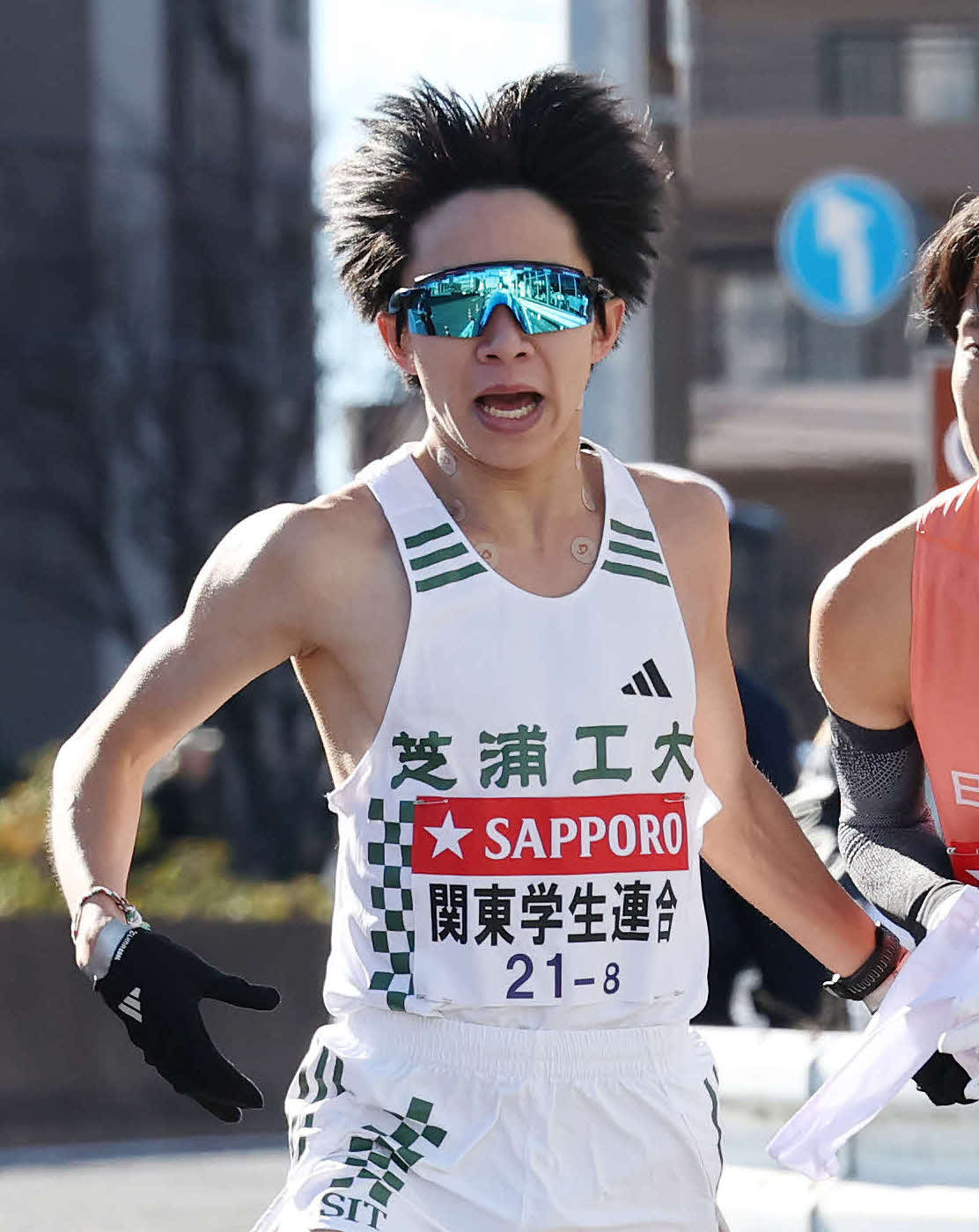 戸塚中継所で関東学生連合8区芝浦工大・横尾は9区日本薬大・染谷にタスキをつなぐ（撮影・宮地輝）