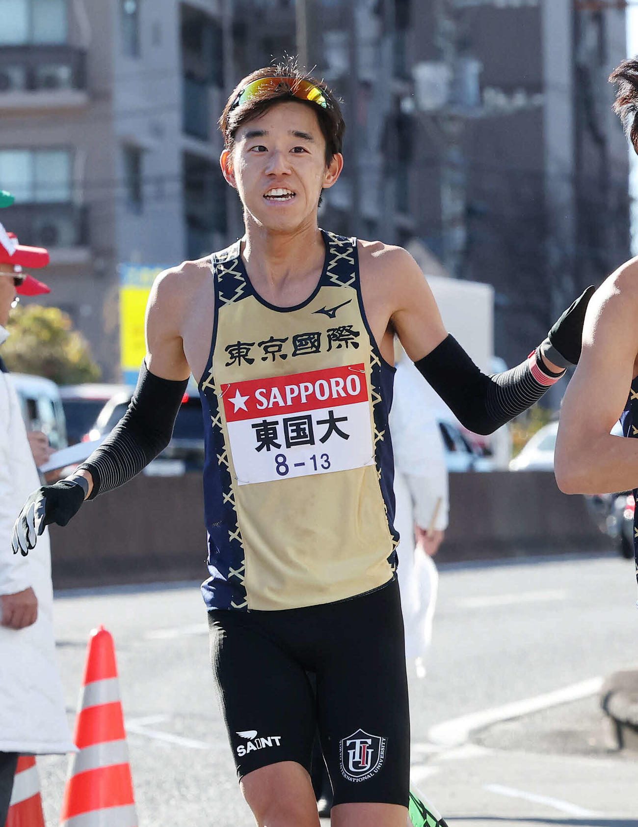戸塚中継所で東京国際大8区前田は9区川内にたすきをつなぐ（撮影・宮地輝）