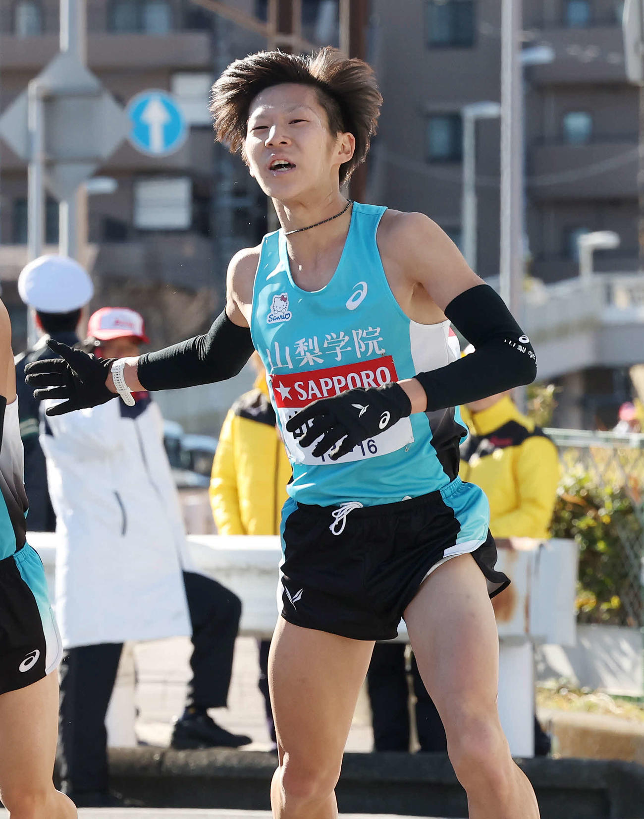 戸塚中継所で山梨学院大8区松岡は9区和田にタスキをつなぐ（撮影・宮地輝）