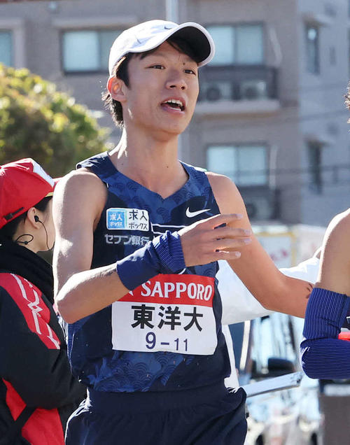 戸塚中継所で東洋大8区網本は9区久保田にたすきをつなぐ（撮影・宮地輝）