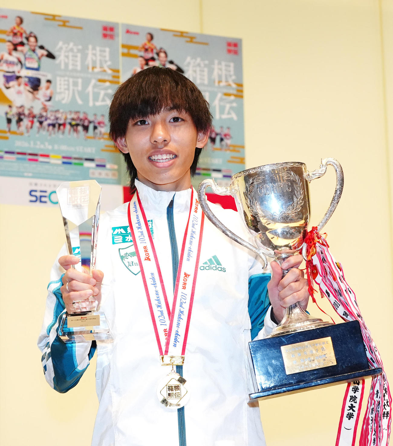 箱根駅伝のMVPと金栗四三杯を獲得し写真に納まる青学大・黒田（撮影・江口和貴）
