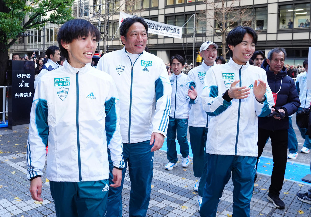 優勝し、笑顔で移動する青学大・原監督（左から2人目）と黒田（左）ら（撮影・鈴木みどり）