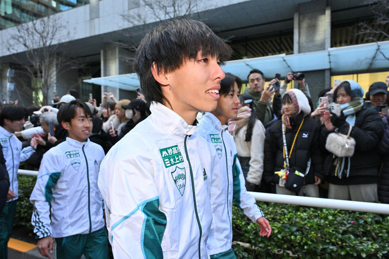 総合優勝を決め目に涙を浮かべ引き揚げる青学大・黒田（撮影・滝沢徹郎）