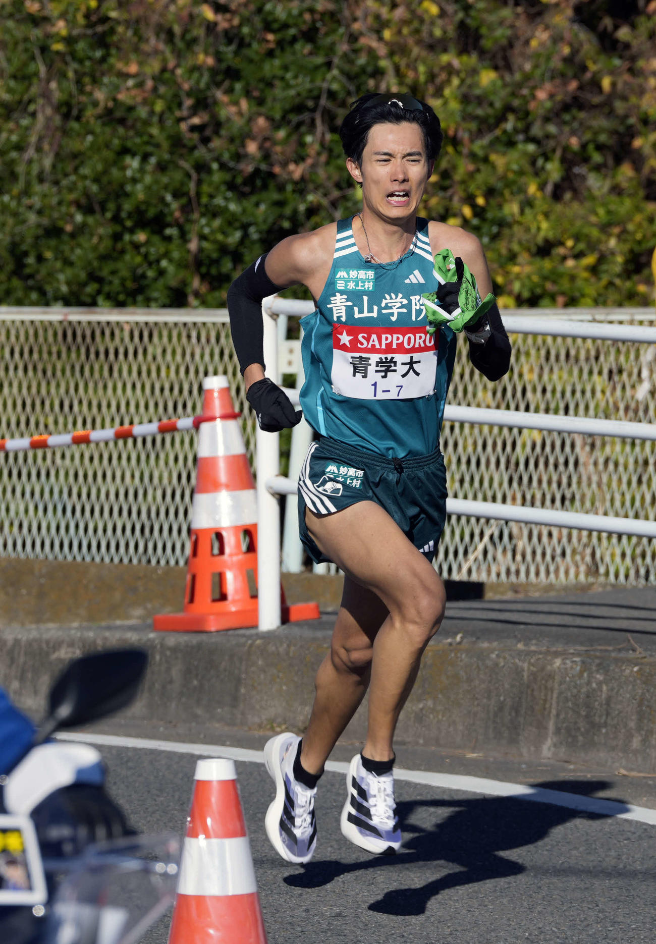 平塚中継所に向かう青学大7区佐藤愛（撮影・小島史椰）