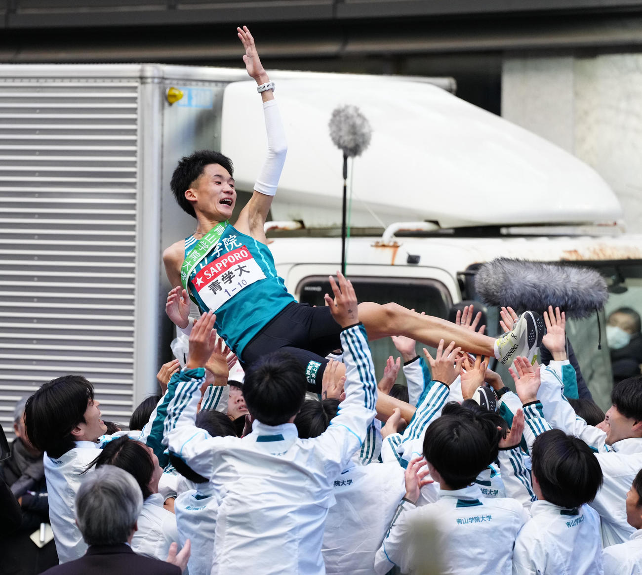 優勝し、胴上げされる青学大・折田（撮影・鈴木みどり）