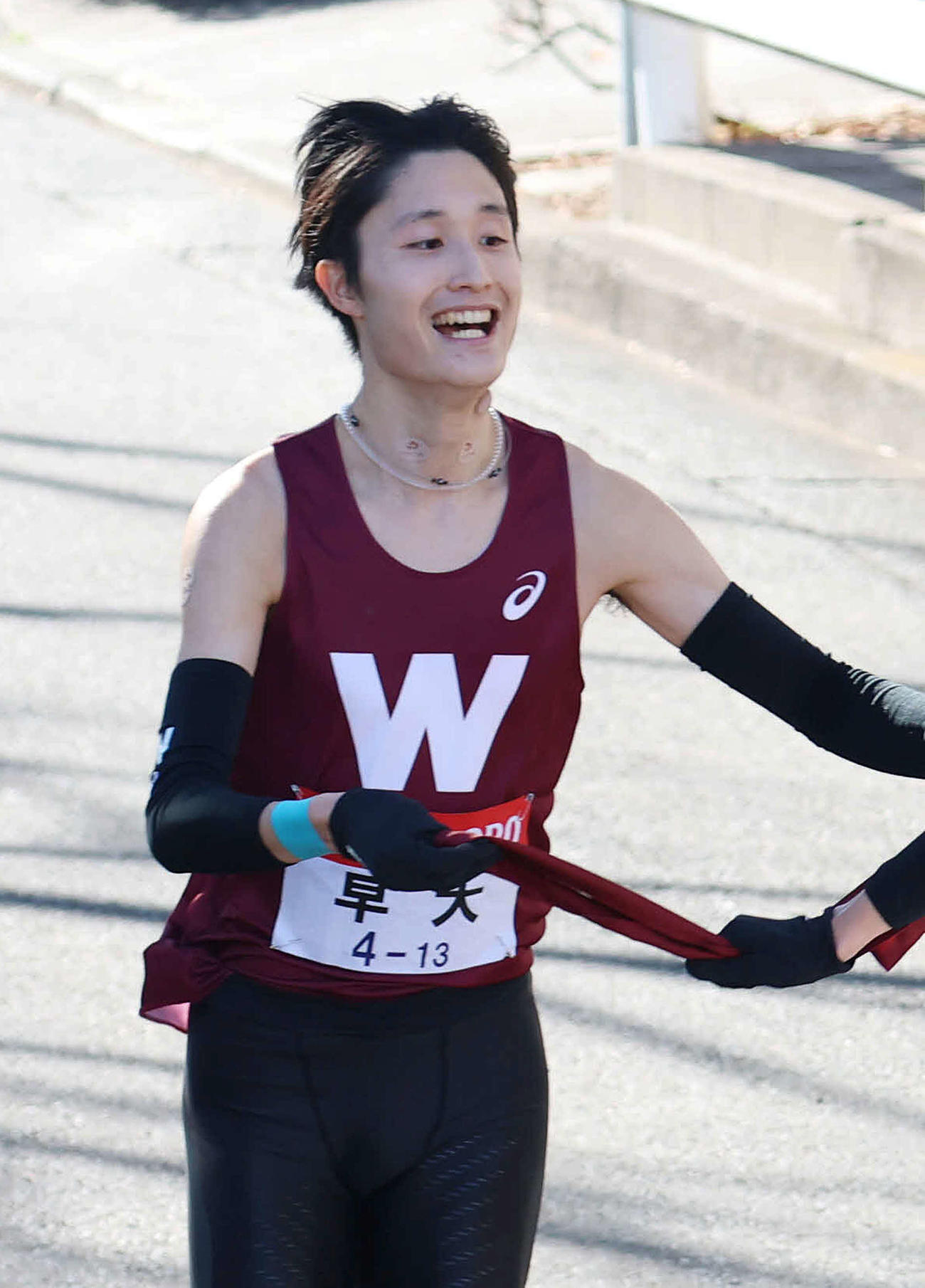 鶴見中継所で10区瀬間元輔（右）にタスキリレーをする早大9区小平（撮影・増田悦実）