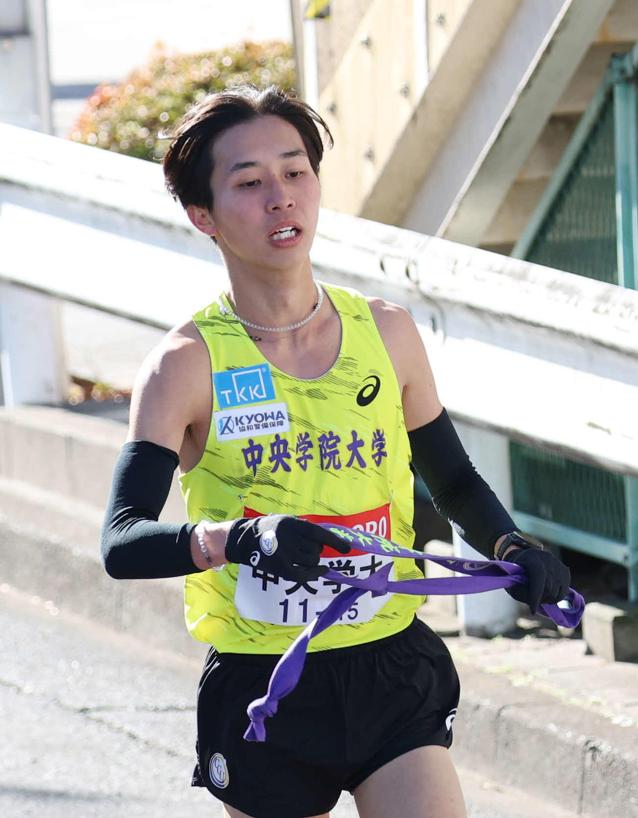 鶴見中継所で力走する中央学院大9区山中（撮影・増田悦実）