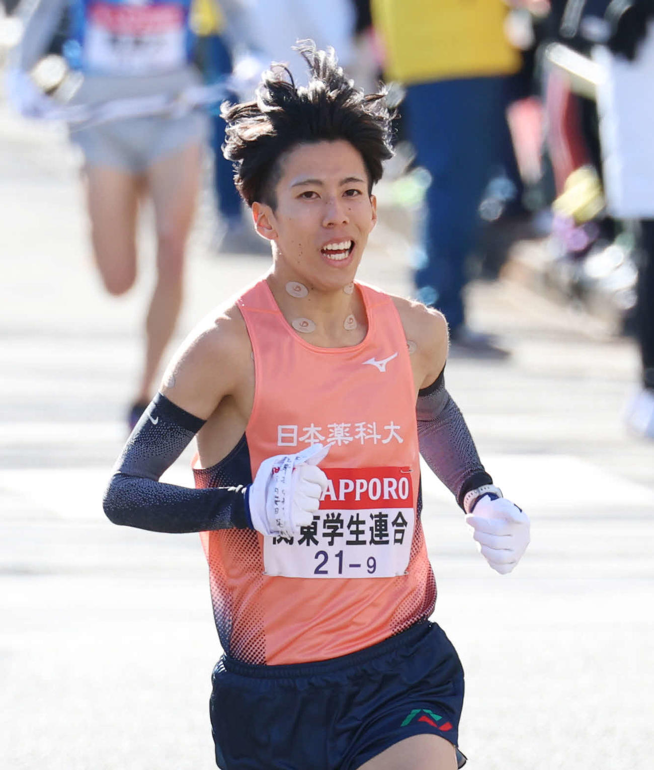 鶴見中継所で力走する学生連合・日本薬大9区染谷（撮影・増田悦実）
