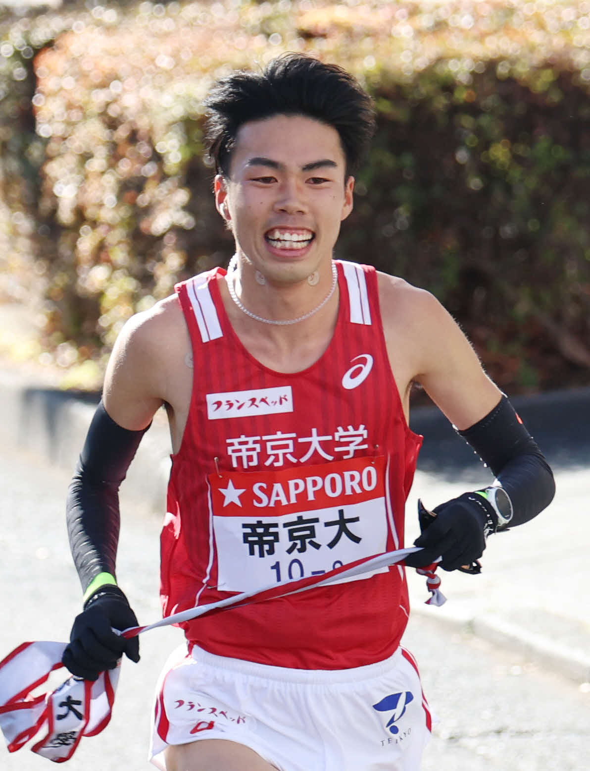 鶴見中継所で力走する帝京大9区尾崎（撮影・増田悦実）