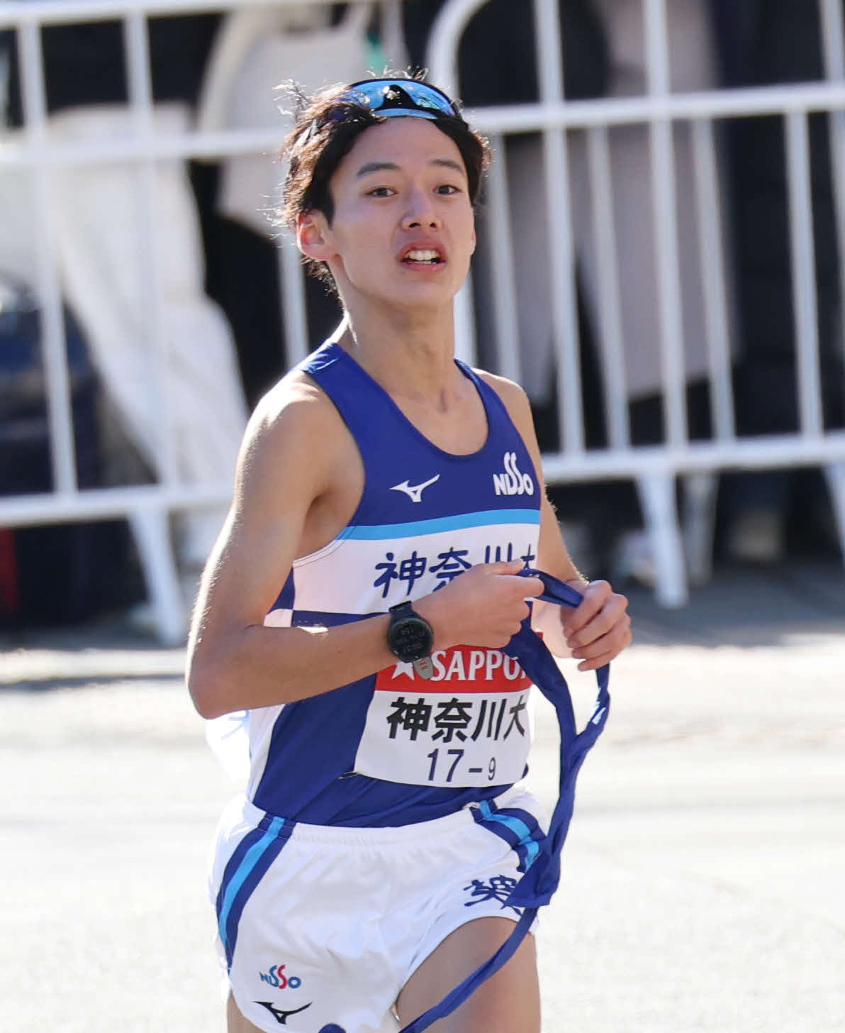 鶴見中継所で力走する神大9区花井（撮影・増田悦実）