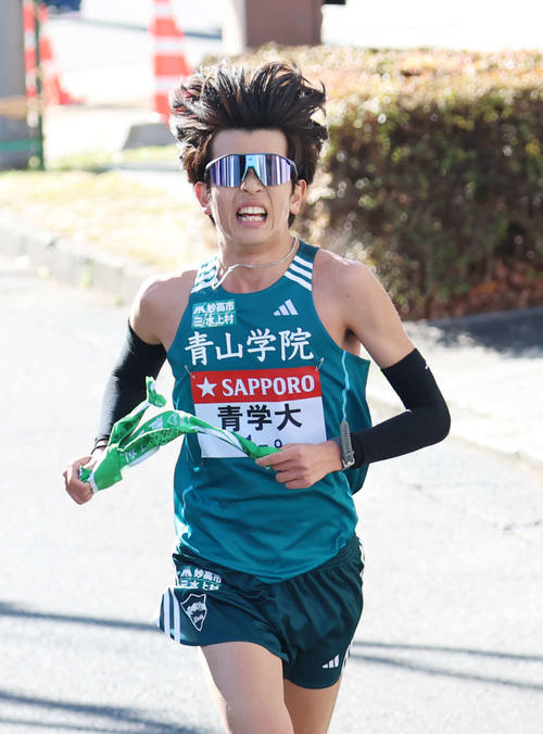 鶴見中継所で力走する青学大9区佐藤（撮影・増田悦実）