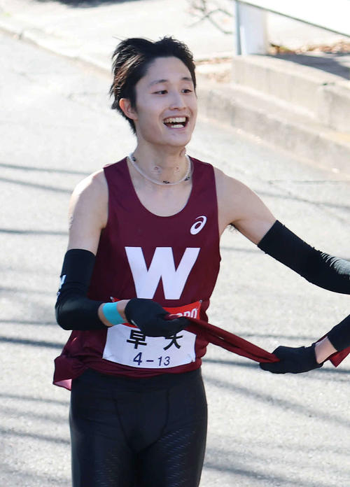 鶴見中継所で10区瀬間元輔（右）にタスキリレーをする早大9区小平（撮影・増田悦実）