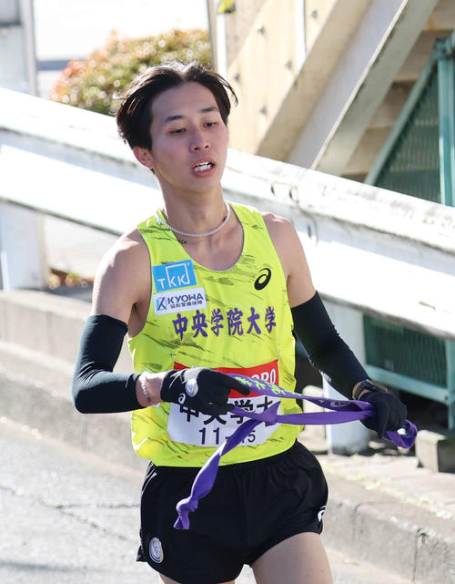 鶴見中継所で力走する中央学院大9区山中（撮影・増田悦実）