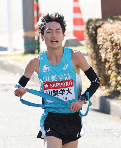 鶴見中継所で力走する山梨学院大9区和田（撮影・増田悦実）