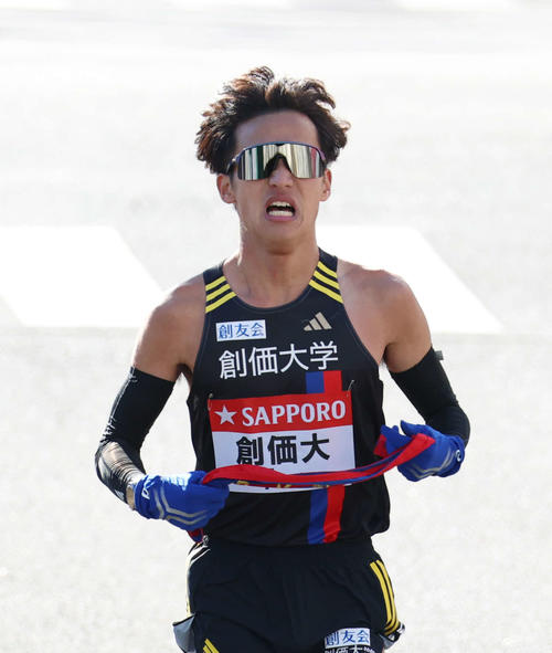 鶴見中継所で力走する創価大9区榎木凜（撮影・増田悦実）
