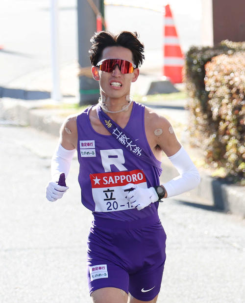 鶴見中継所で力走する立教大9区永井（撮影・増田悦実）
