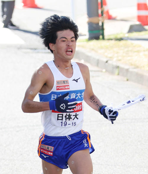 鶴見中継所で力走する日体大9区佐藤（撮影・増田悦実）