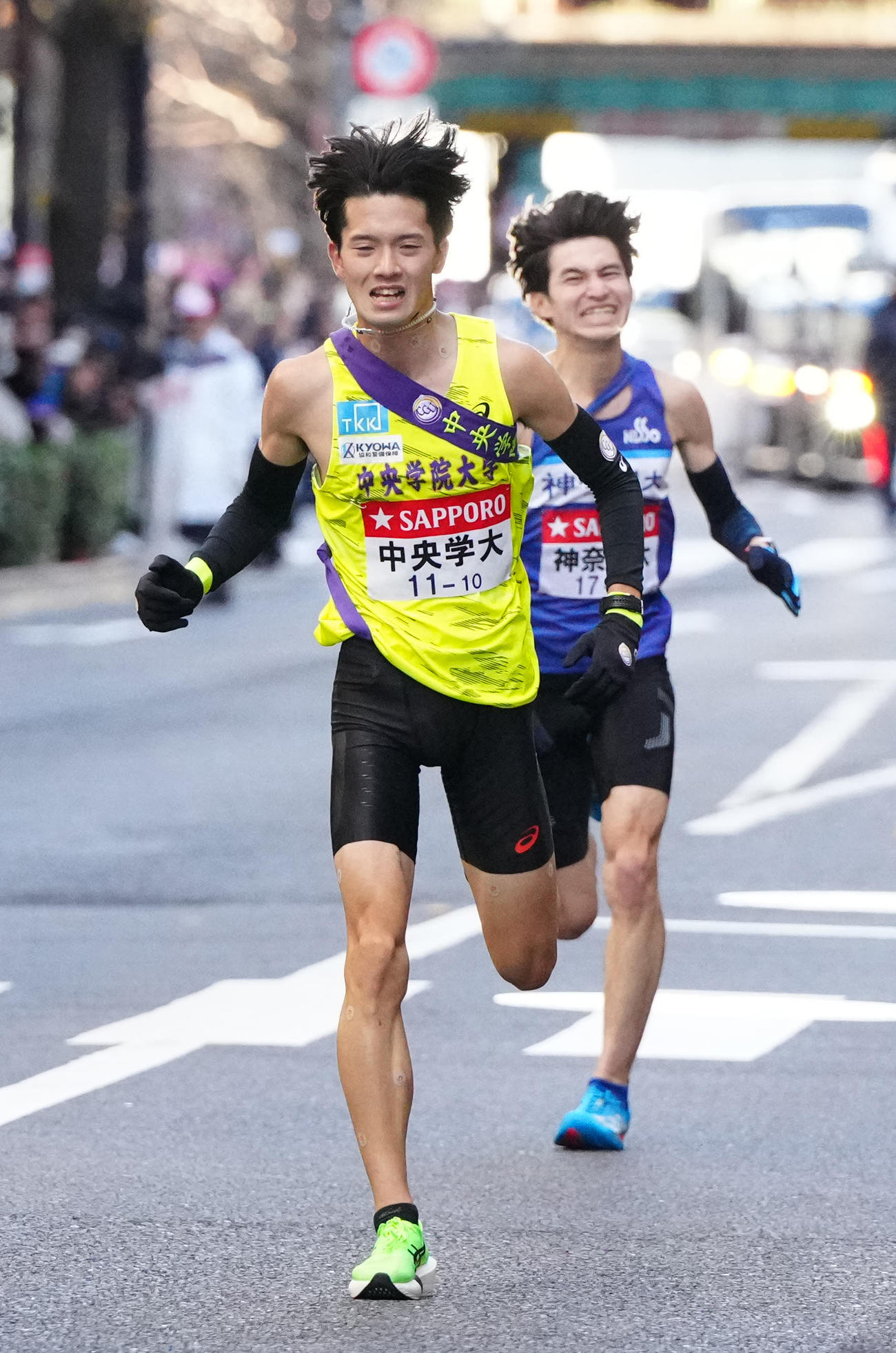 箱根駅伝総合11位でゴールする中央学院大10区成川。後方は13位の神奈川大10区志食（撮影・江口和貴）