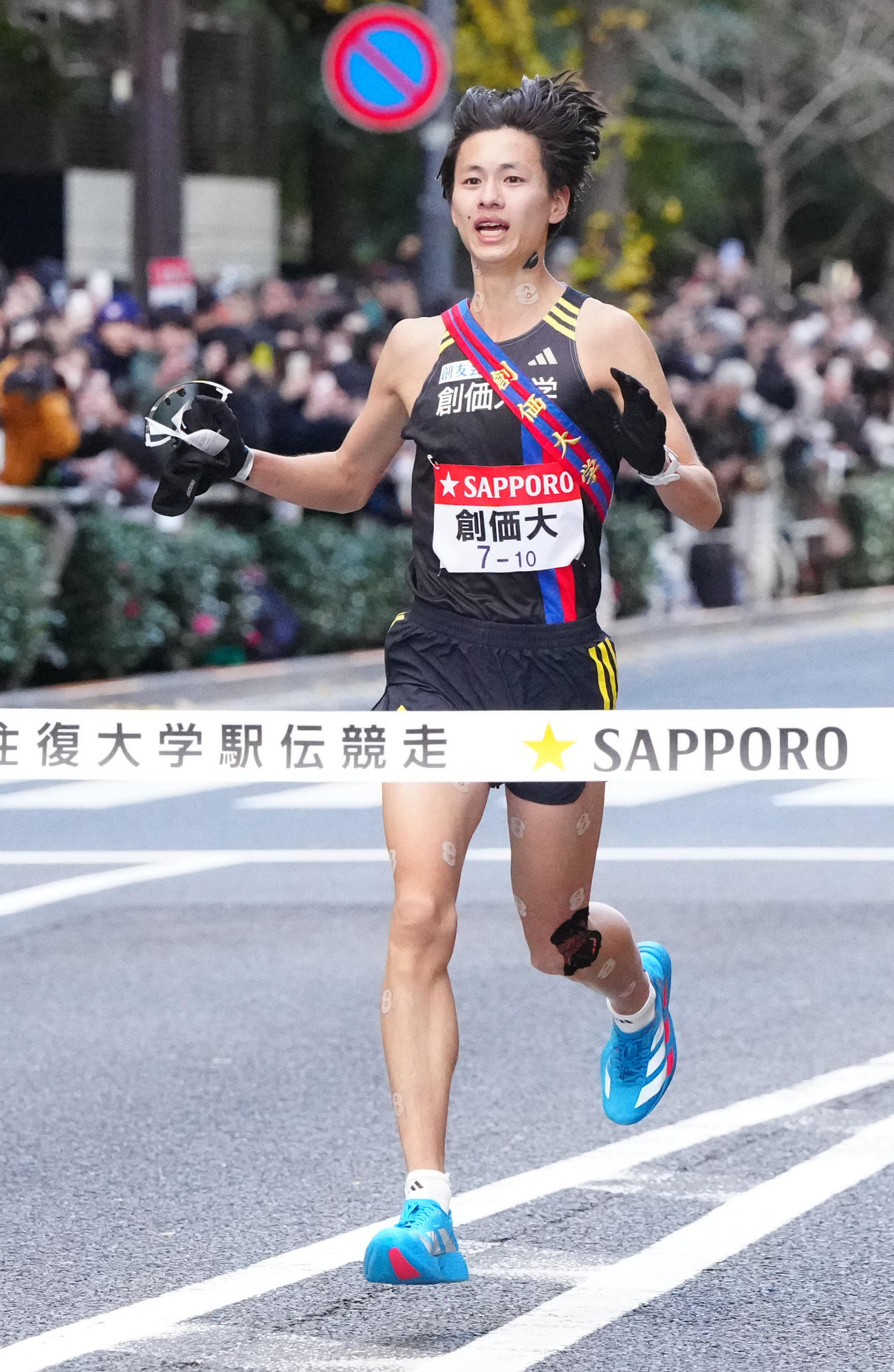 箱根駅伝総合8位でゴールする創価大10区斉藤（撮影・江口和貴）