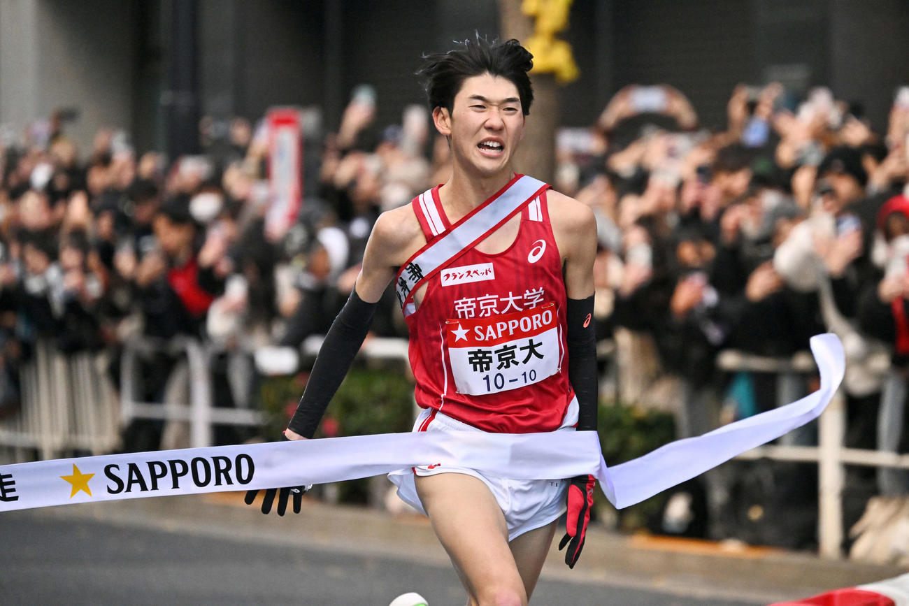 総合9位でゴールする帝京大10区鎗田（撮影・滝沢徹郎）