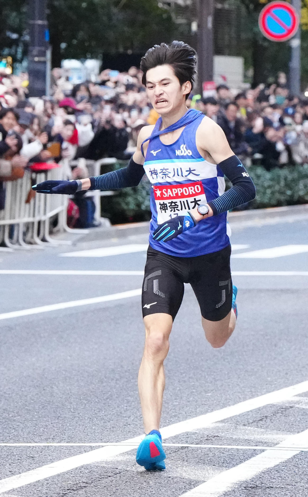 箱根駅伝総合13位でゴールする神奈川大10区志食（撮影・江口和貴）