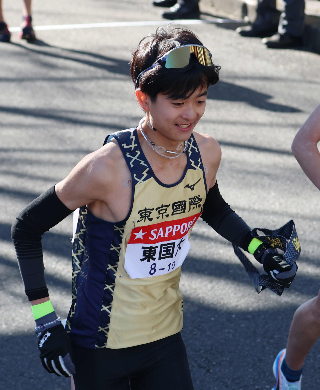 鶴見中継所でタスキを受け取り走り出す東京国際大10区久保（撮影・増田悦実）