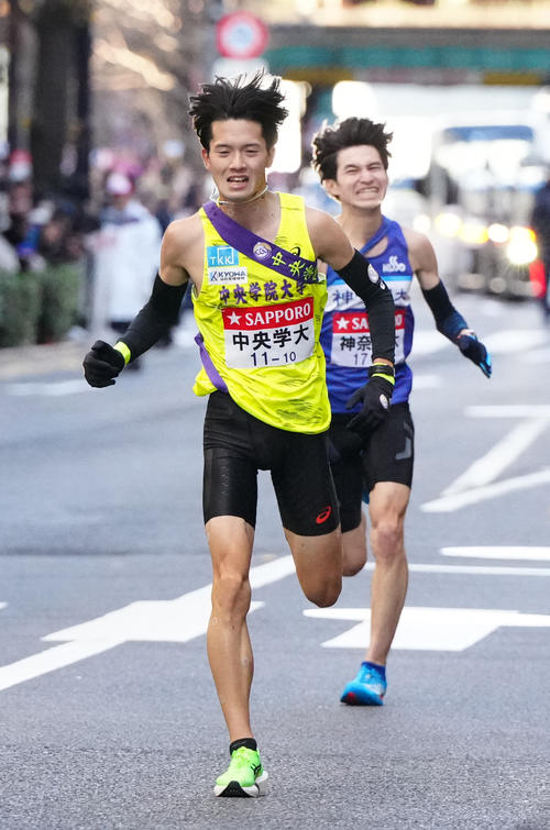 箱根駅伝総合11位でゴールする中央学院大10区成川。後方は13位の神奈川大10区志食（撮影・江口和貴）