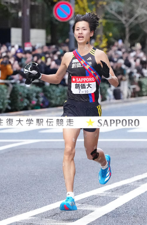 箱根駅伝総合8位でゴールする創価大10区斉藤（撮影・江口和貴）