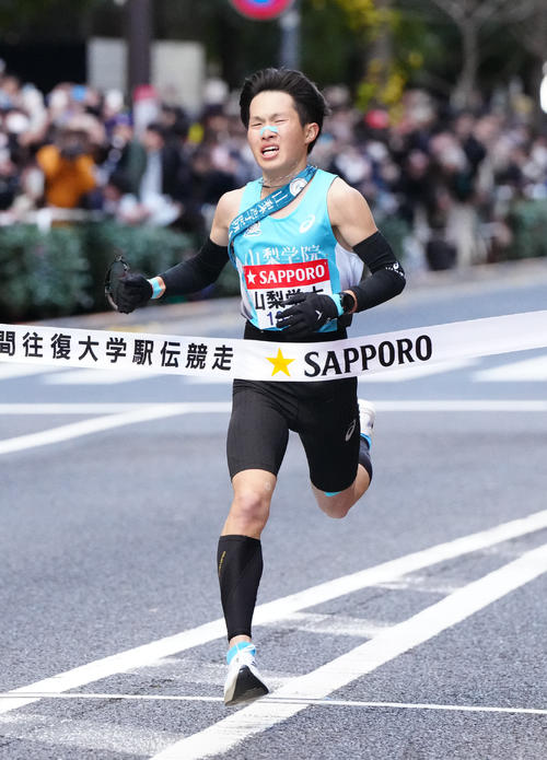 箱根駅伝総合17位でゴールする山梨学院大10区田原（撮影・江口和貴）