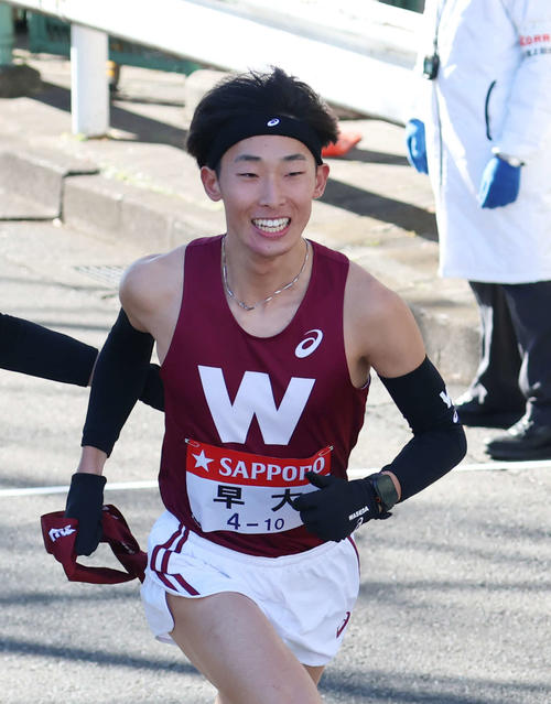 鶴見中継所でタスキを受け取り走り出す明大10区瀬間（撮影・増田悦実）