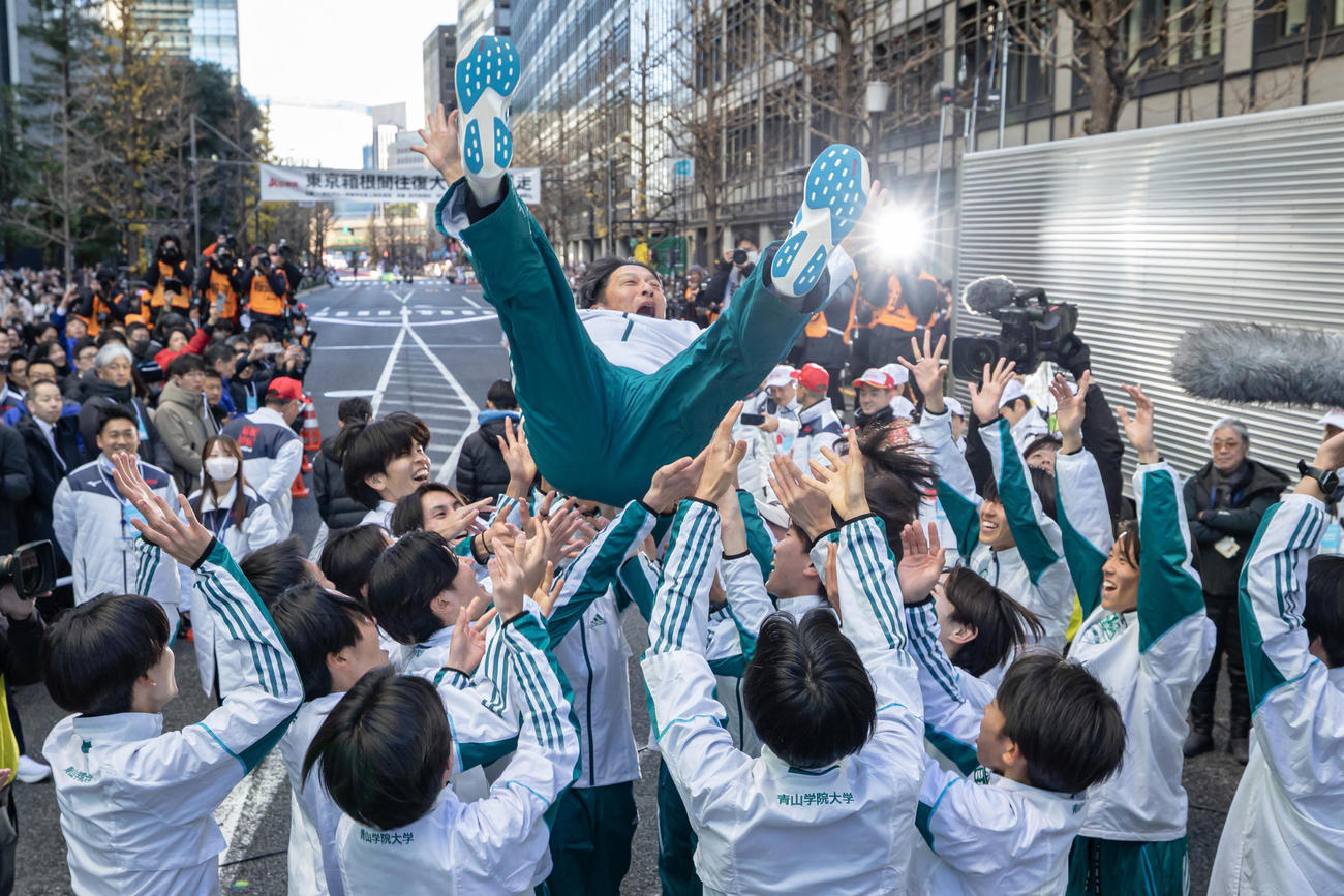 3連覇を果たし、胴上げされる青学大・原監督（代表撮影）