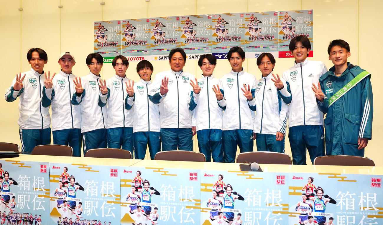 箱根駅伝総合優勝し写真に納まる青学大の選手たち。左から小河原、飯田、宇田川、平松、黒田、原監督、石川、佐藤愛、塩出、佐藤有、折田（撮影・江口和貴）