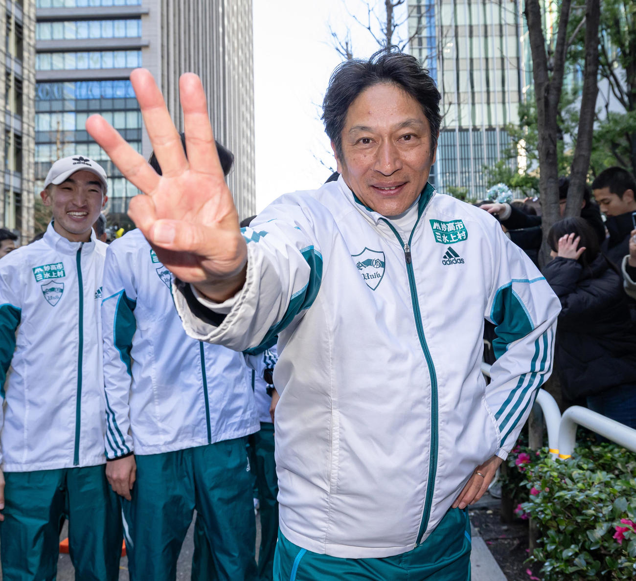 3連覇を果たしポーズを決める青学大・原監督（代表撮影）