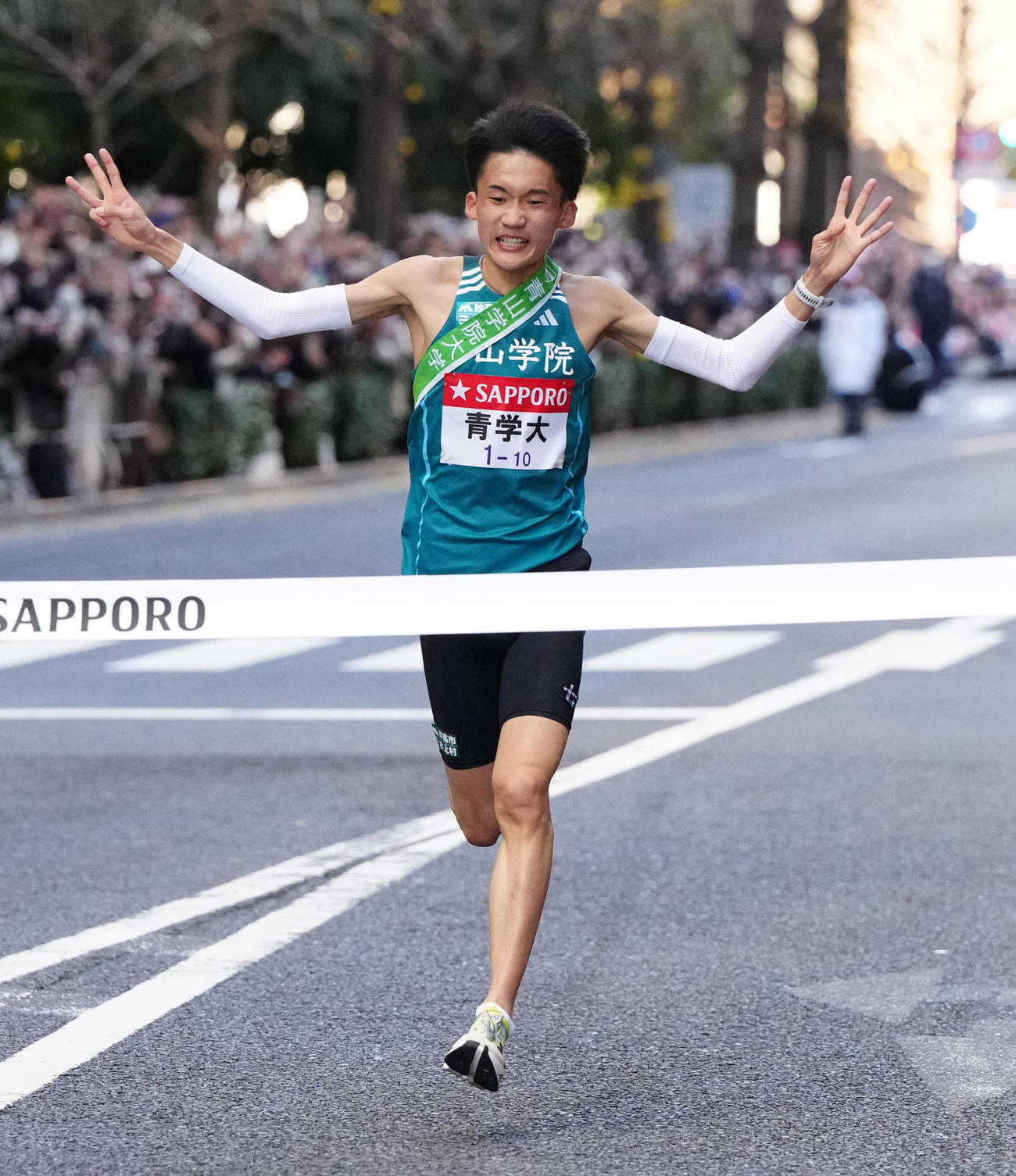 箱根駅伝総合優勝のゴールテープを切る青学大10区折田（撮影・江口和貴）