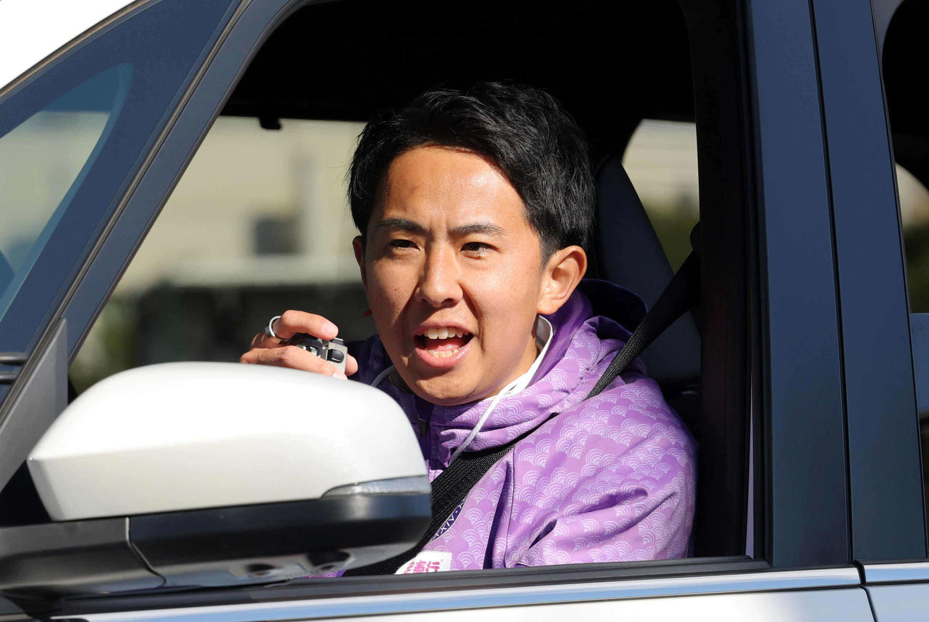 車内から選手に声をかける立大・高林監督（2026年1月2日撮影）