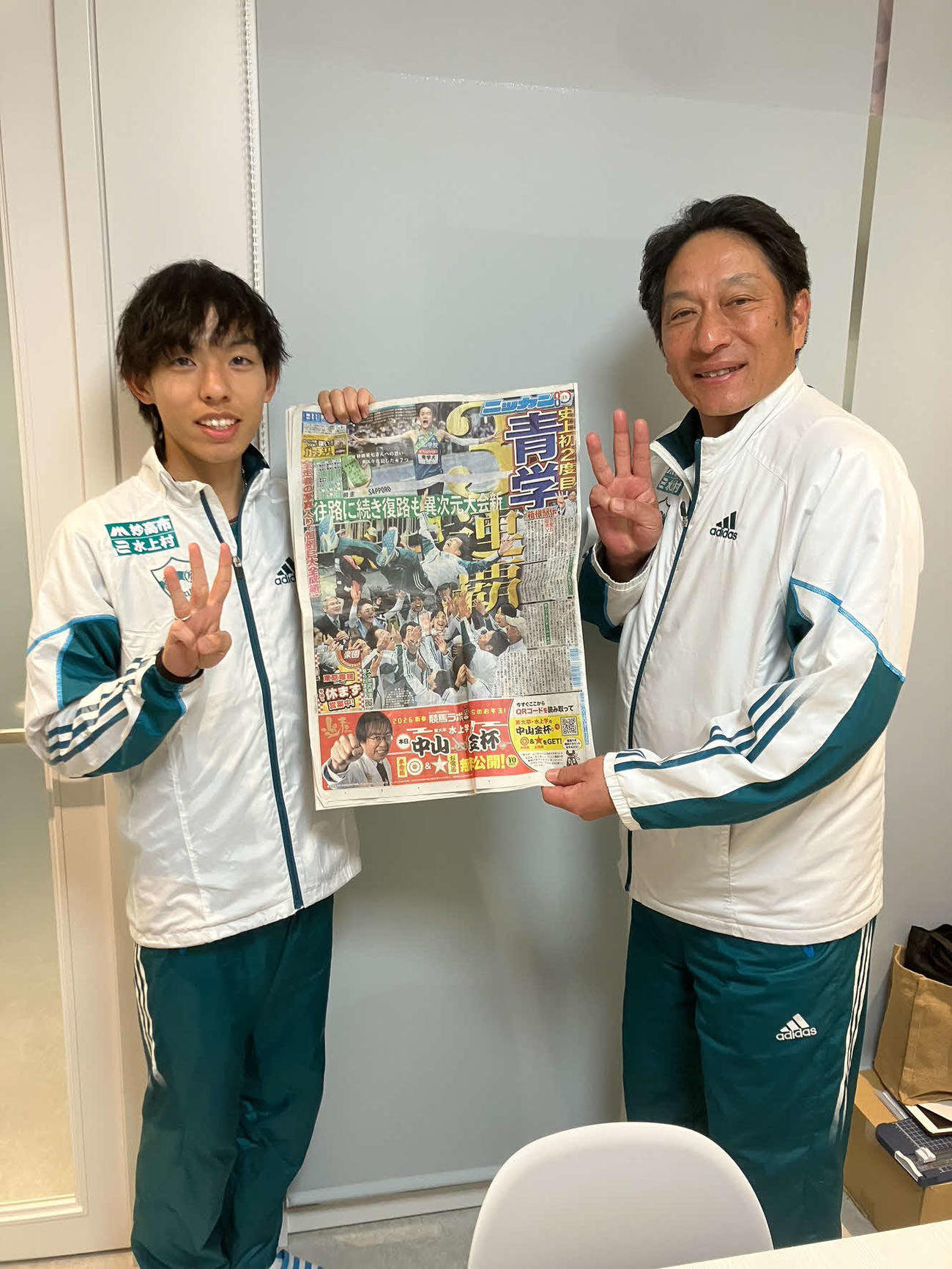 本紙を手にして3連覇に実感を込めた青学大・原監督（右）と黒田（撮影・泉光太郎）