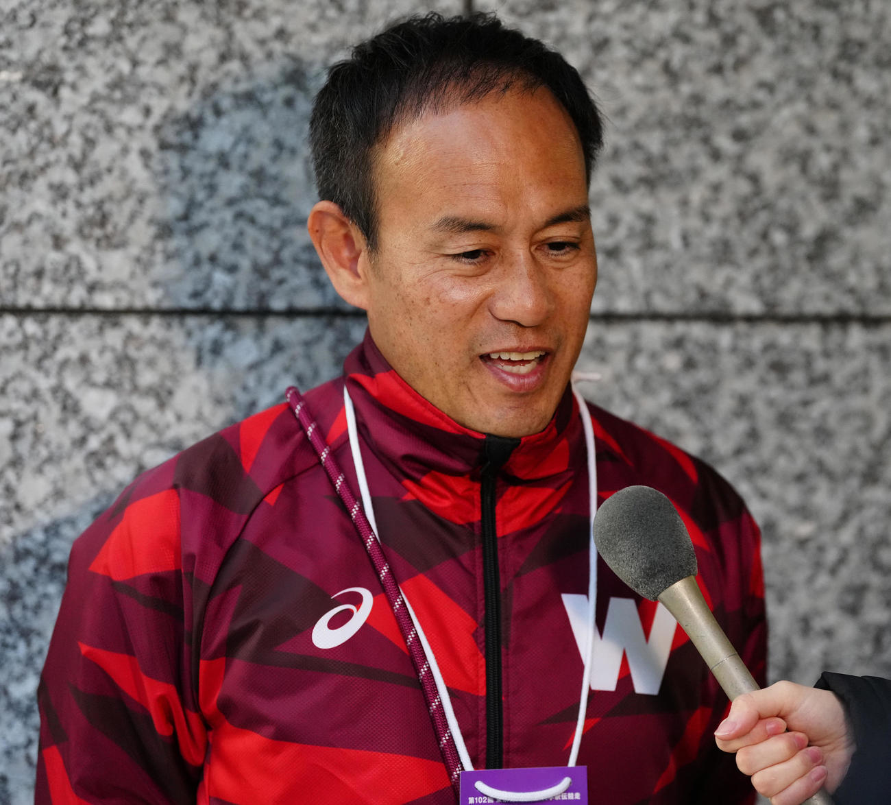 取材に応じる早大・花田監督（2026年1月3日）