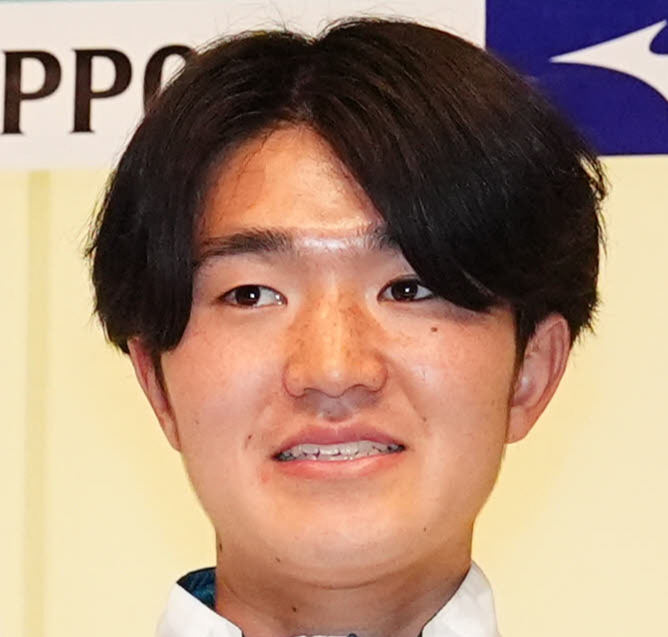 箱根駅伝で総合優勝し写真に納まる青学大の選手たち。左から黒田、原監督、石川（撮影・江口和貴）