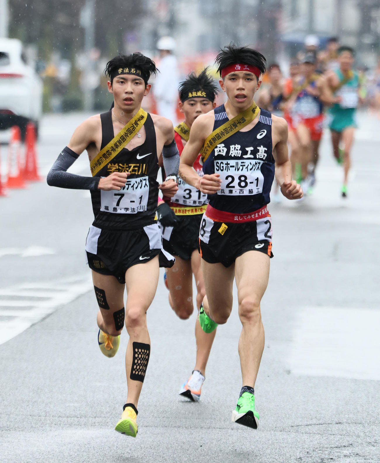 学法石川・増子陽太（手前左）と西脇工・新妻遼己（同右）ら（2025年12月撮影）