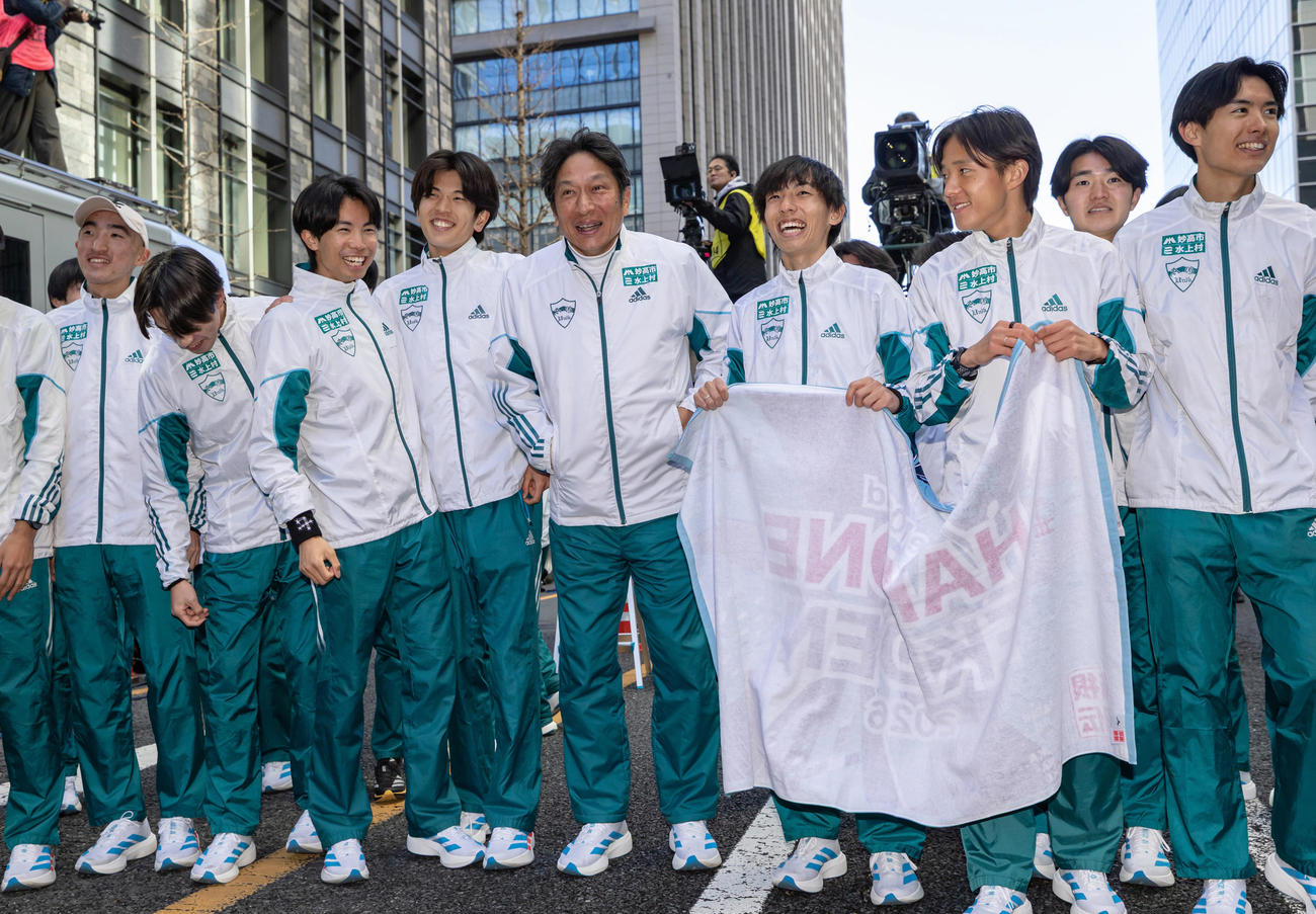 ゴールの瞬間を待つ青学大・原監督と選手たち（2026年1月撮影）