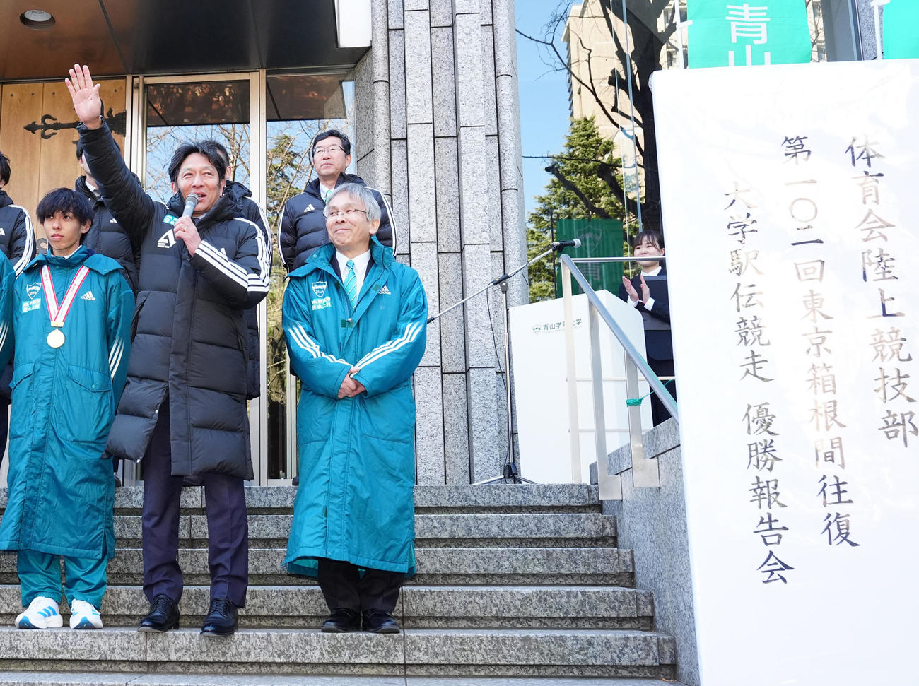箱根駅伝優勝報告会であいさつする青学大・原監督（左から2人目）。左端は主将の黒田（撮影・江口和貴）