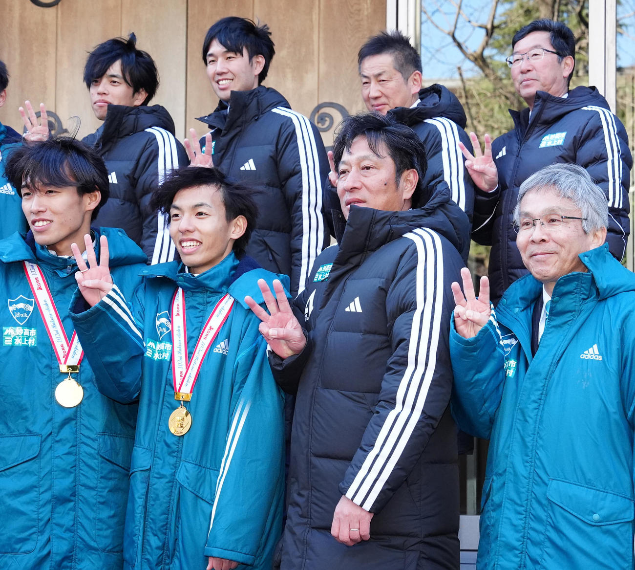 箱根駅伝優勝報告会を行い、写真に納まる青学大の選手たち。前列中央右は原監督、同左は主将の黒田（撮影・江口和貴）