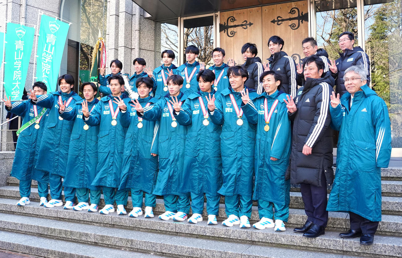 箱根駅伝優勝報告会を行い、写真に納まる青学大の選手たち。前列左から2人目は原監督、同3人目は主将の黒田（撮影・江口和貴）